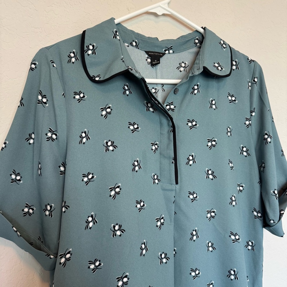Ann Taylor Teal Collared Blouse with Black and White Floral Pattern Small - Picture 2 of 5